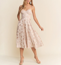 Load image into Gallery viewer, Mauve Floral Strapless Midi Dress